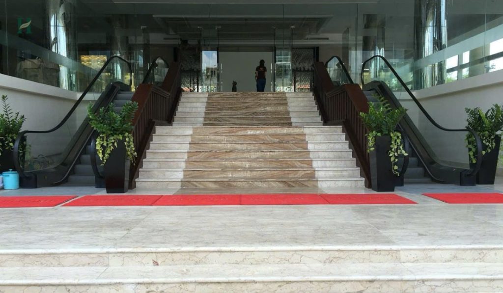 Chậu Composite kết hợp cây xanh tại sảnh công trình